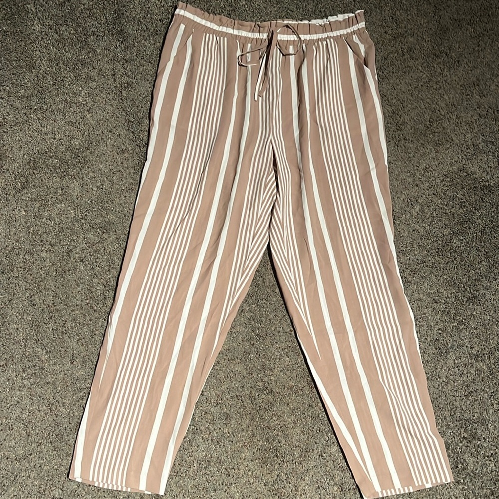 NYCC Wide leg pants
Size : L
Cream Tan Color
Functional Pockets
